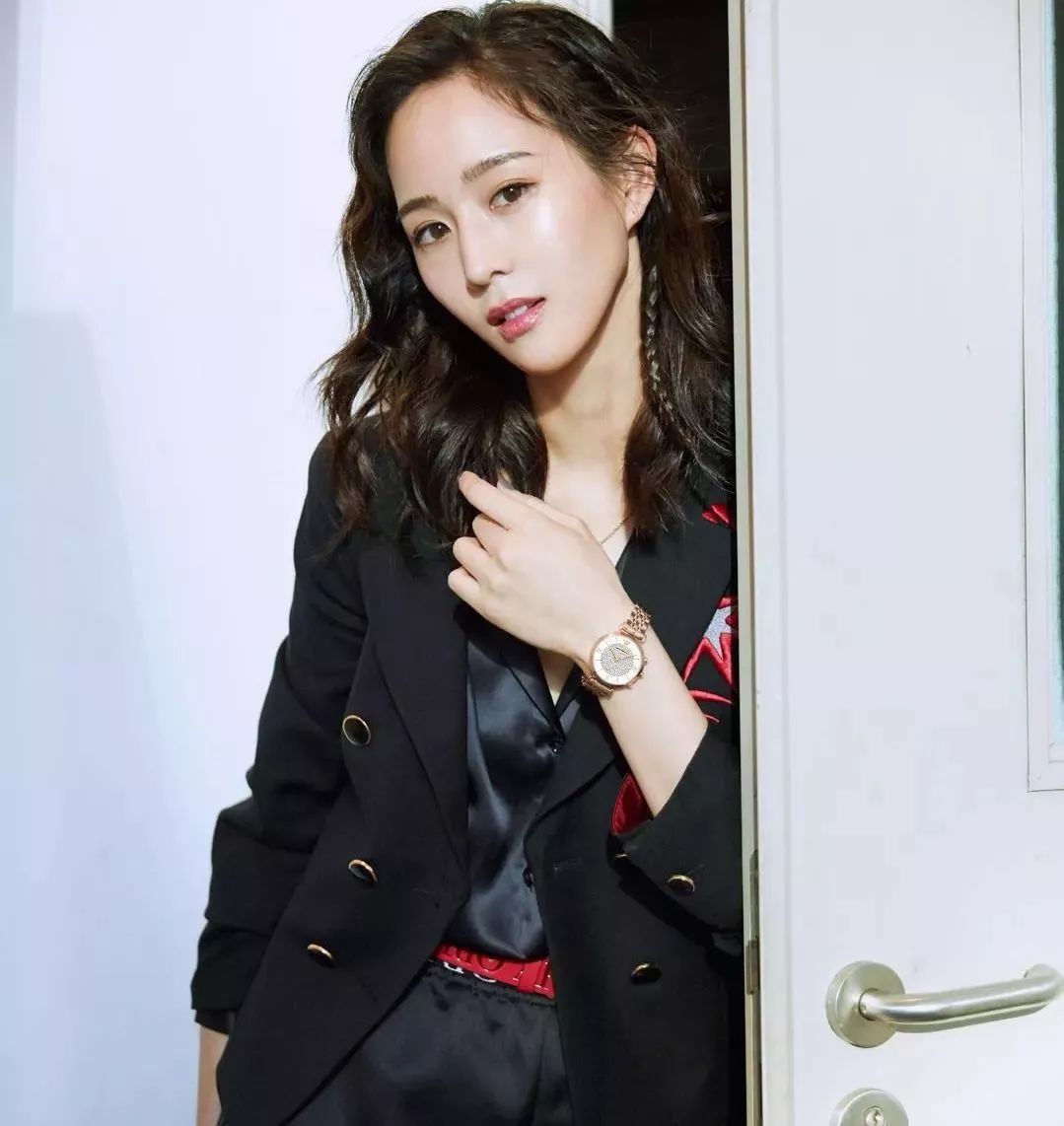 女士什么人戴阿瑪尼手表,阿瑪尼手表女最火款式,什么人戴阿瑪尼手表